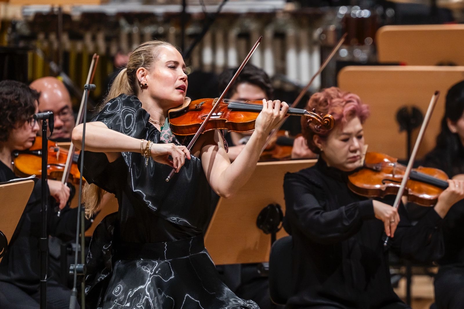 Leila Josefowicz performing with the New York Philharmonic at the Lincoln Centre (2025). Credit Chris Lee.