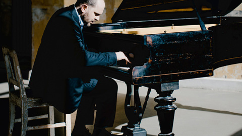 Kirill Gerstein playing piano