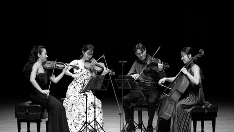 Esmé Quartet playing instruments