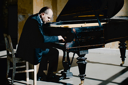 Kirill Gerstein playing piano