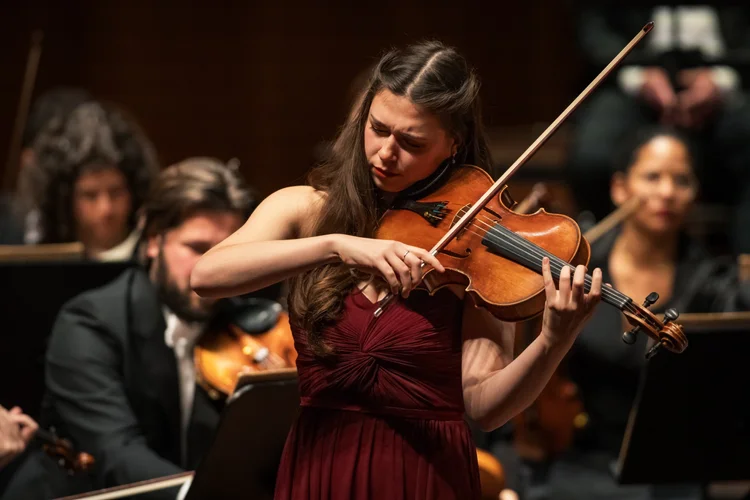 Emma Wernig performing with Philharmonie Reutlinge at the Stadthalle Reutlingen (2024). Credit RMG-Record Music Group.